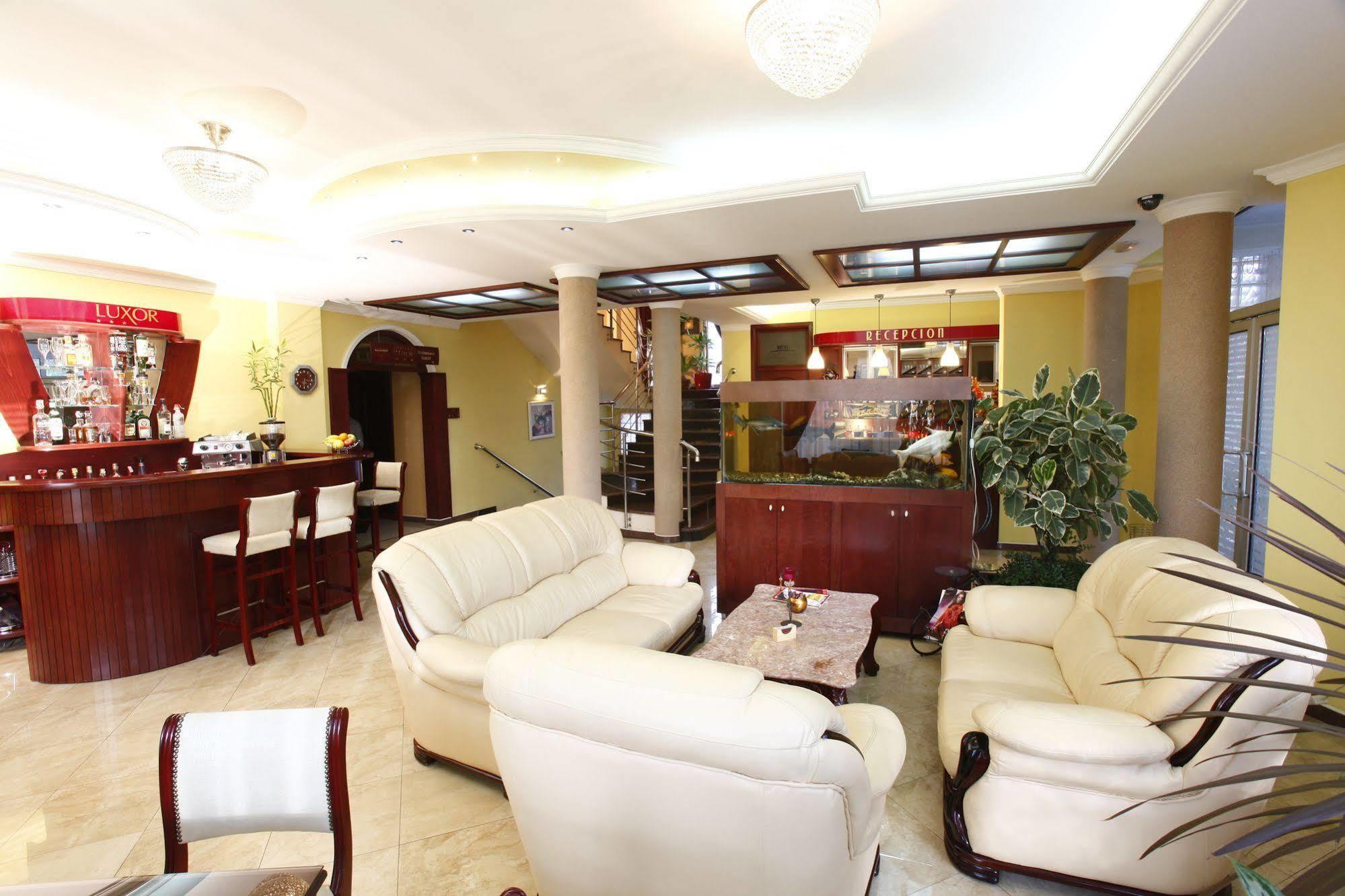 Hotel Luxor Suto Orizari 外观 照片